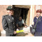 Policia s postou za seniormi
